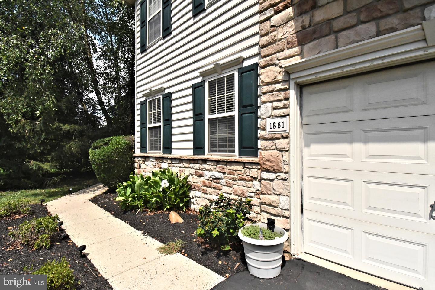 1861 Creekview Ln Property Photo 3