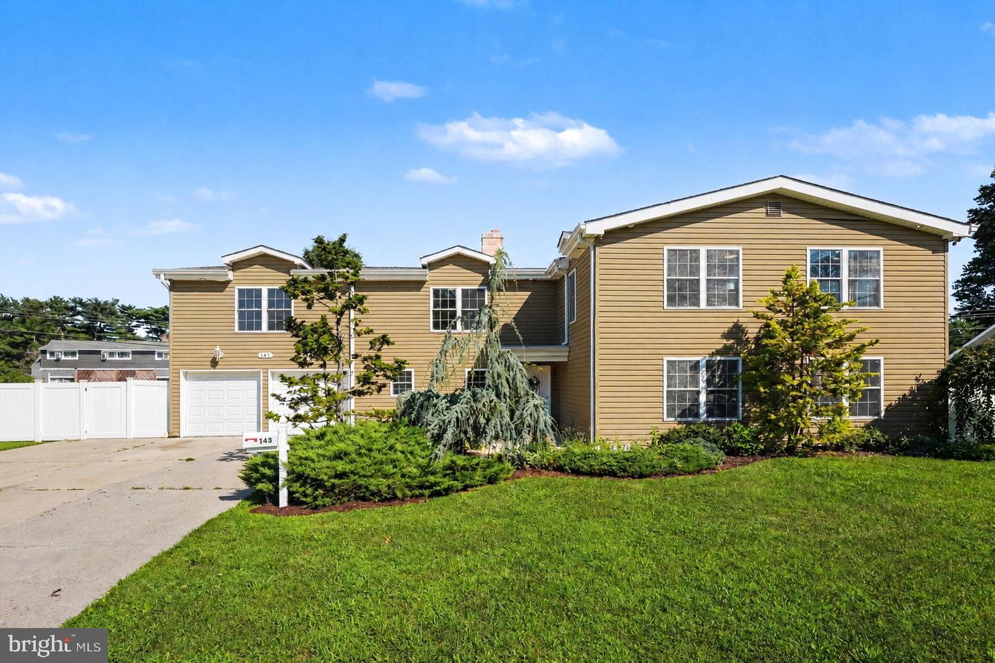 143 FORSYTHIA DR N