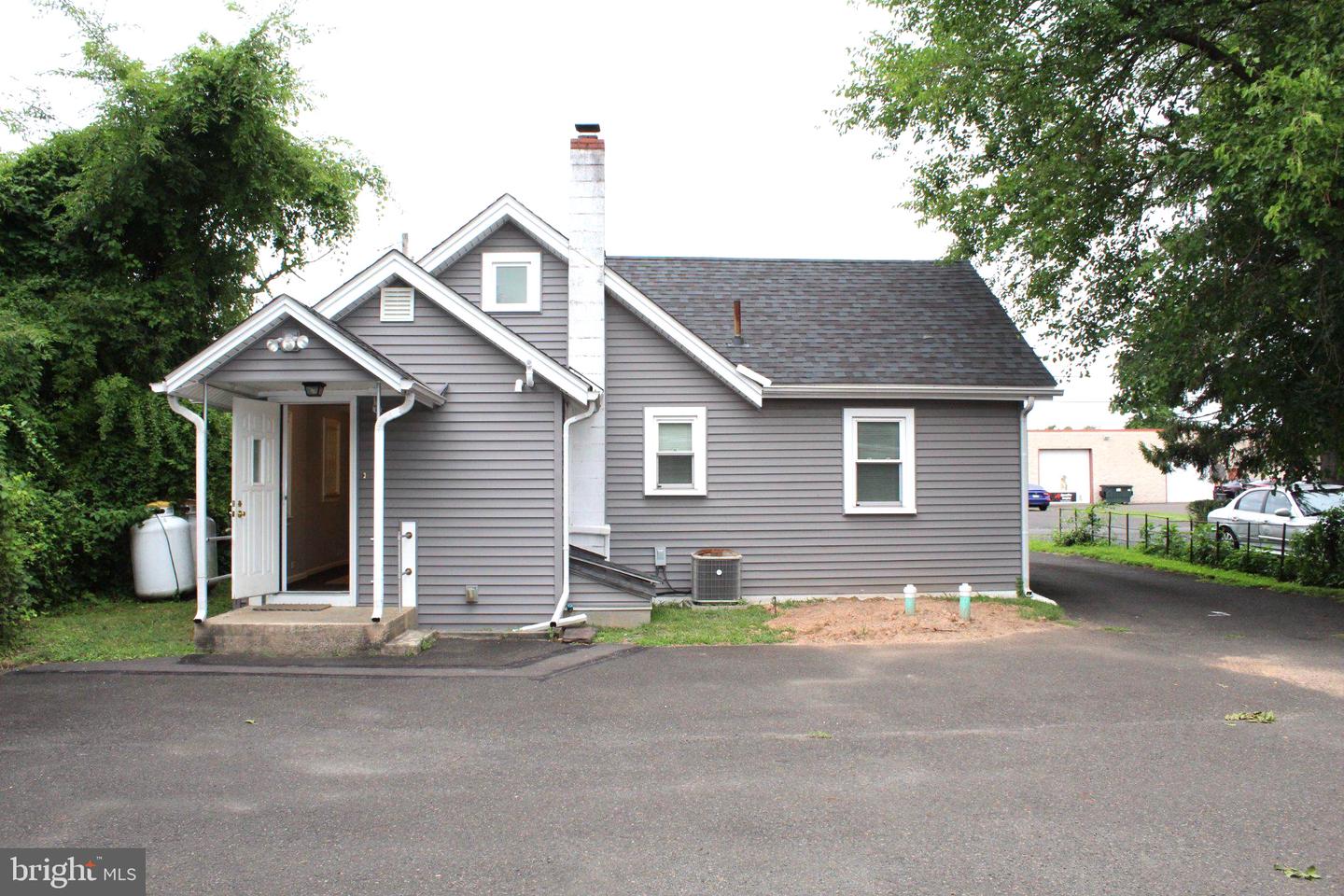 653 Catherine St Property Photo 3