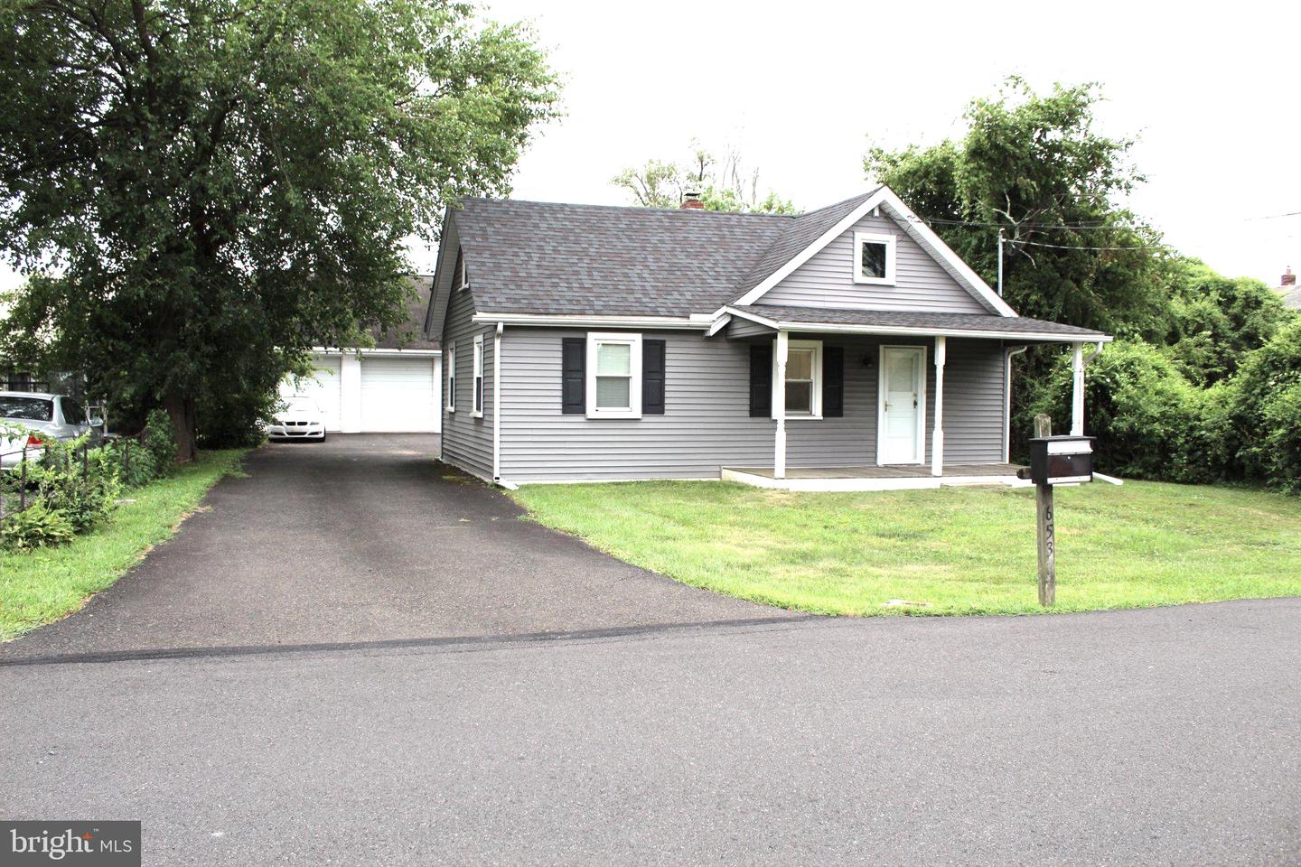 653 Catherine St Property Photo 15