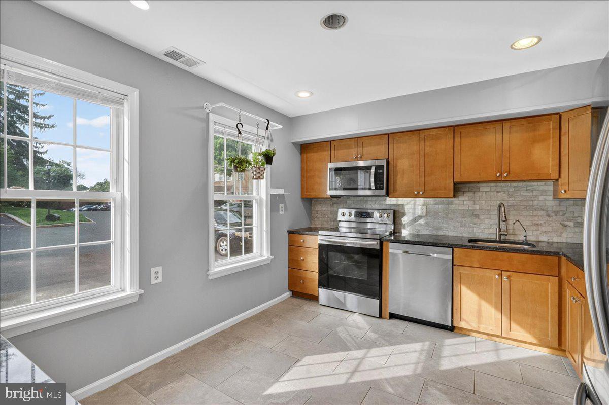 61 Constitution Ave Property Photo 5