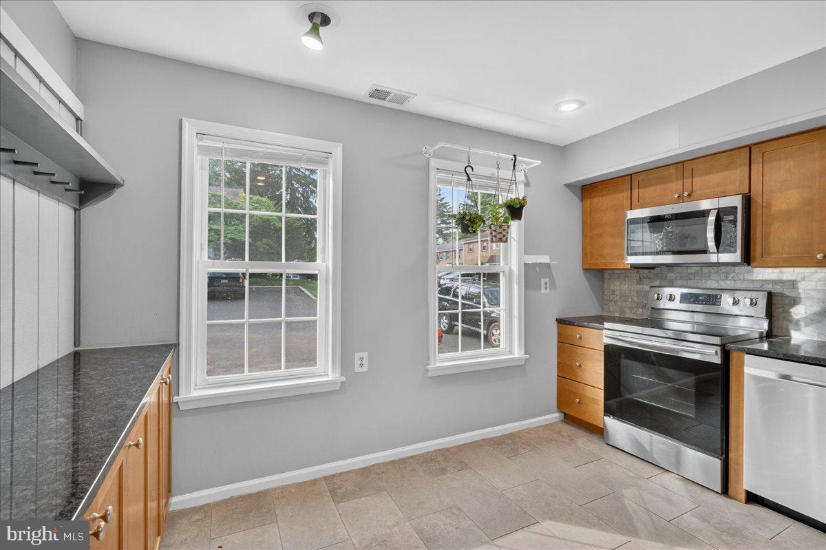61 Constitution Ave Property Photo 8