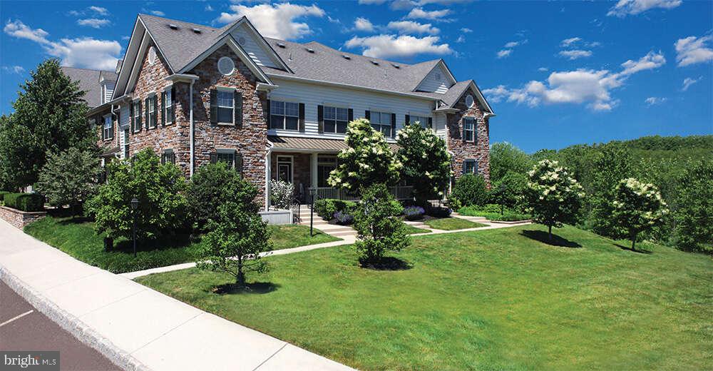 302 SUMMER COURT Property Photo 1