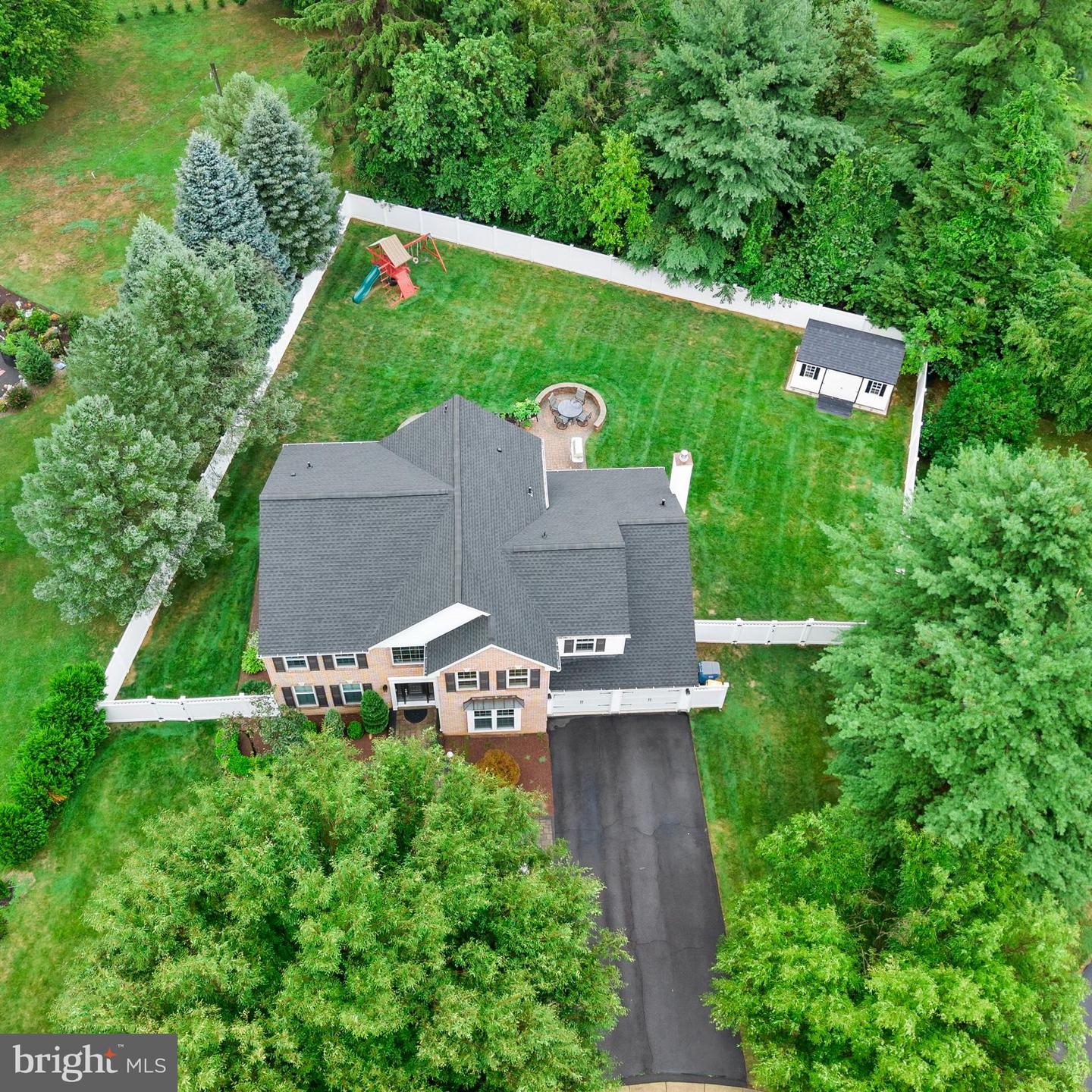 194 Hyacinth Dr S Property Photo 3