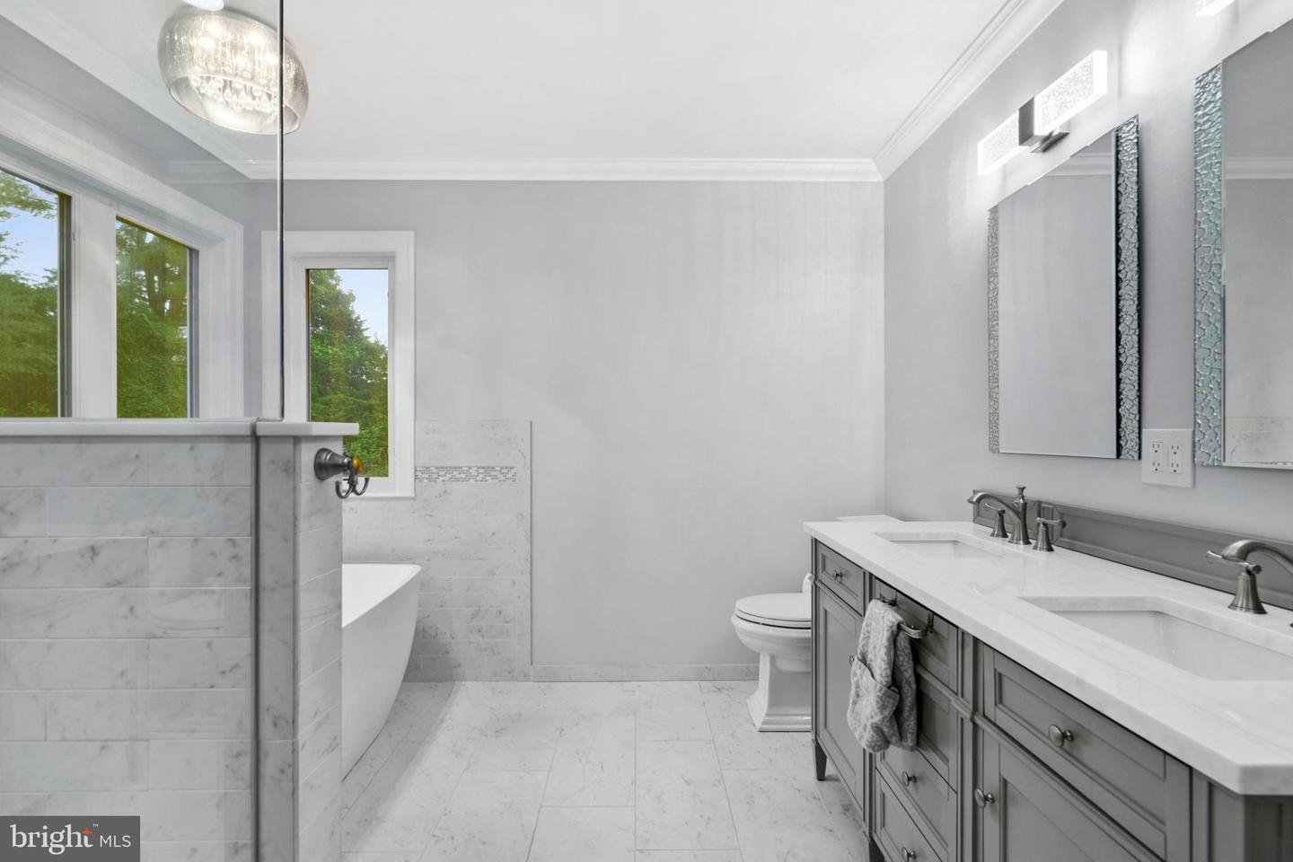 194 Hyacinth Dr S Property Photo 28