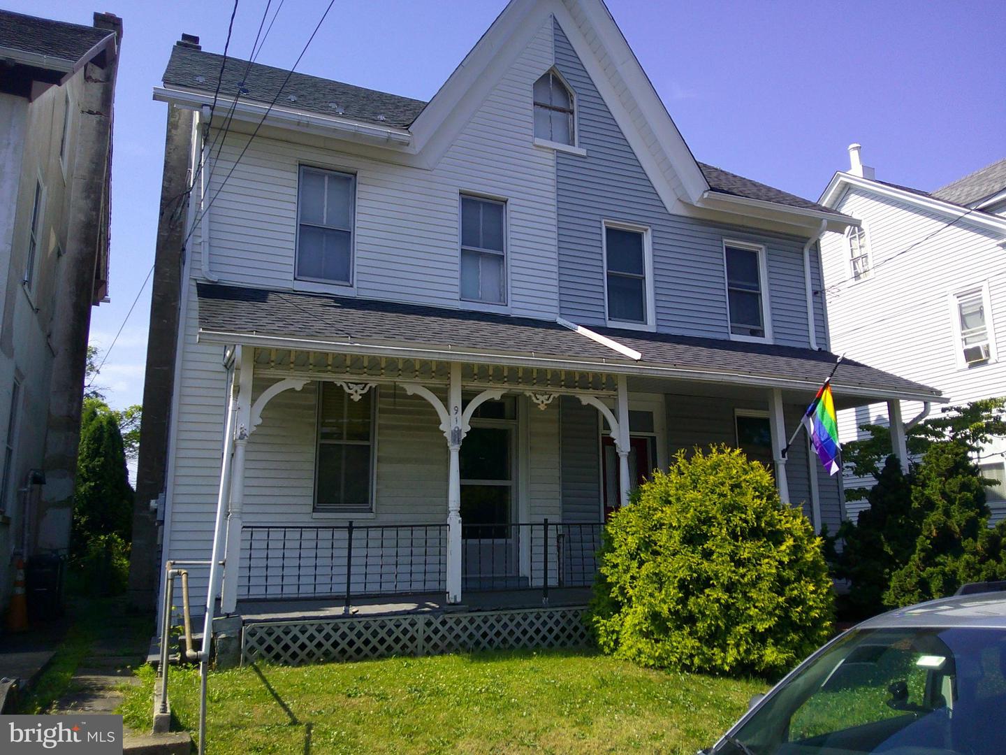 910 W Broad St Property Photo 1
