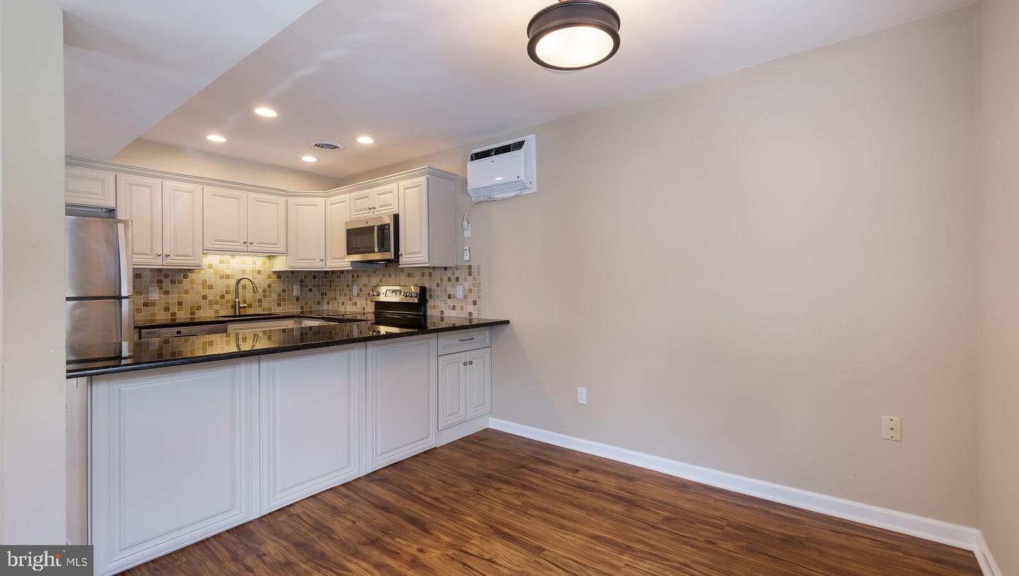 112 E State St #7 Property Photo 6