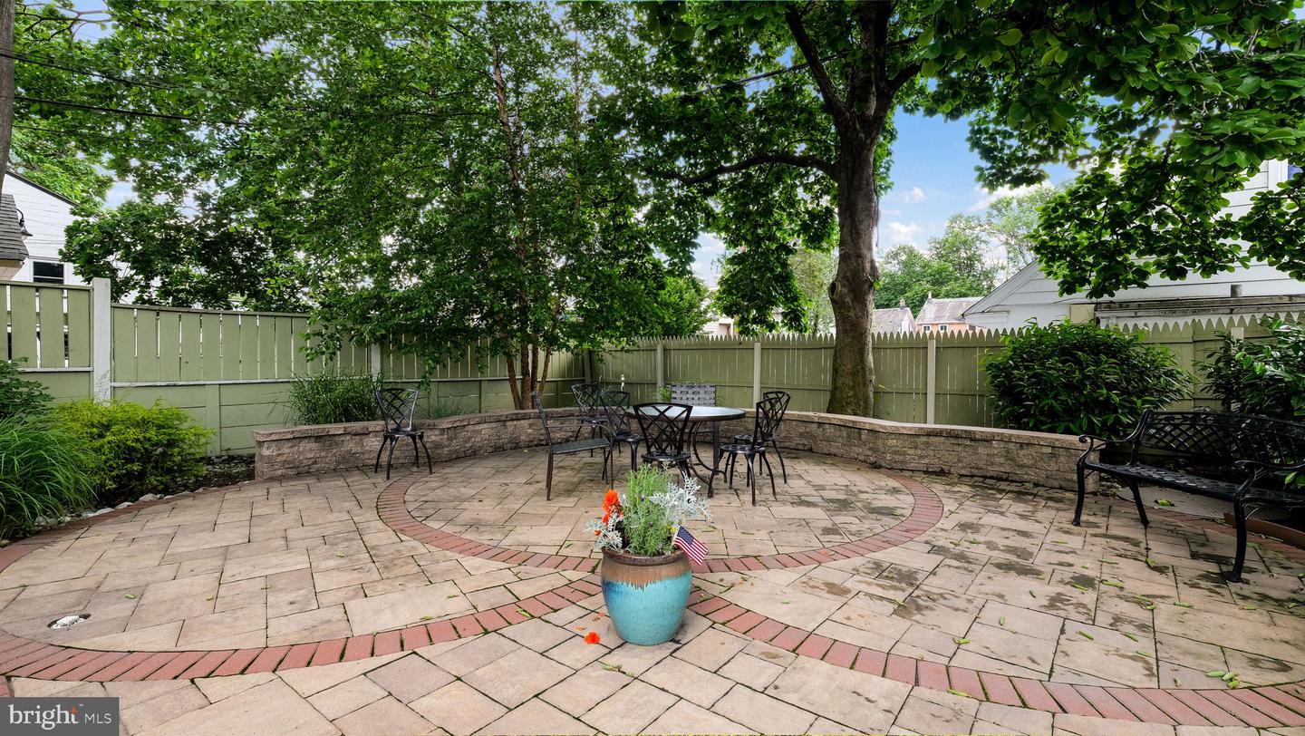 112 E State St #7 Property Photo 18