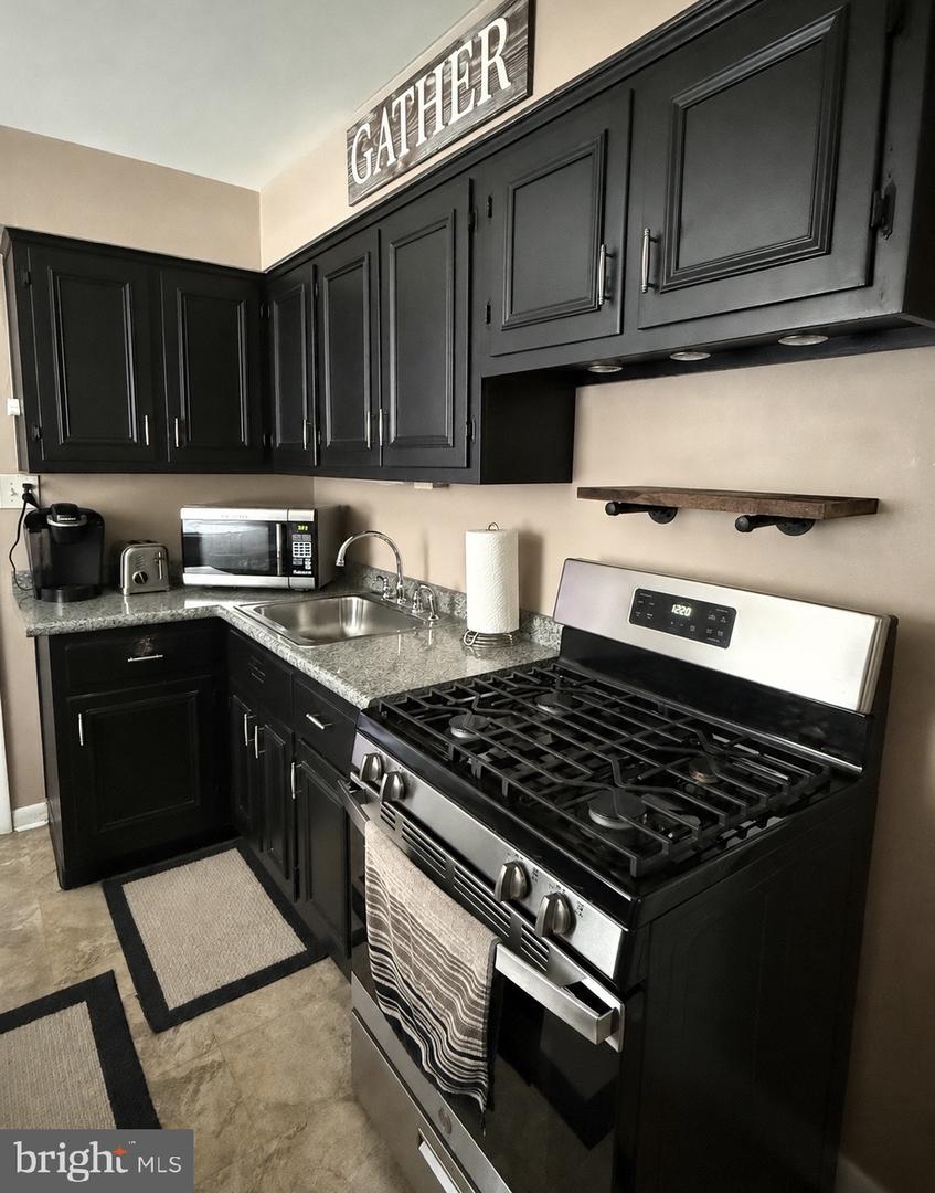 2545 Crafton Dr Property Photo 2