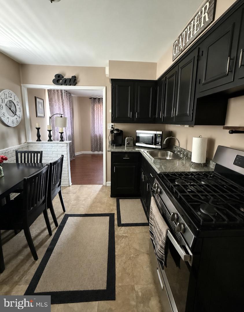 2545 Crafton Dr Property Photo 3