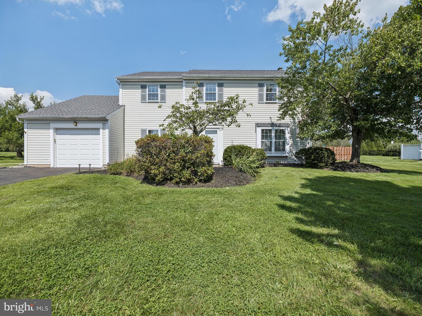 1561 MULBERRY CIR