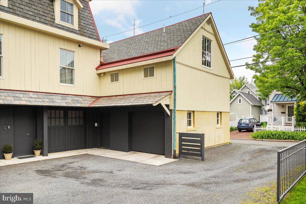 124-unit B Mary St Property Photo 1