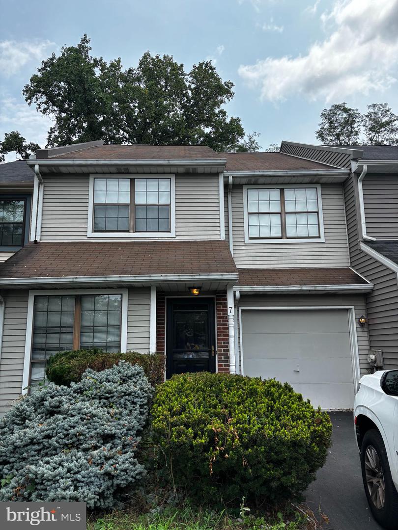 7 E Ridge Mews Property Photo 1