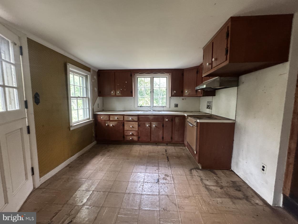 1354 Oxford Valley Rd Property Photo 5