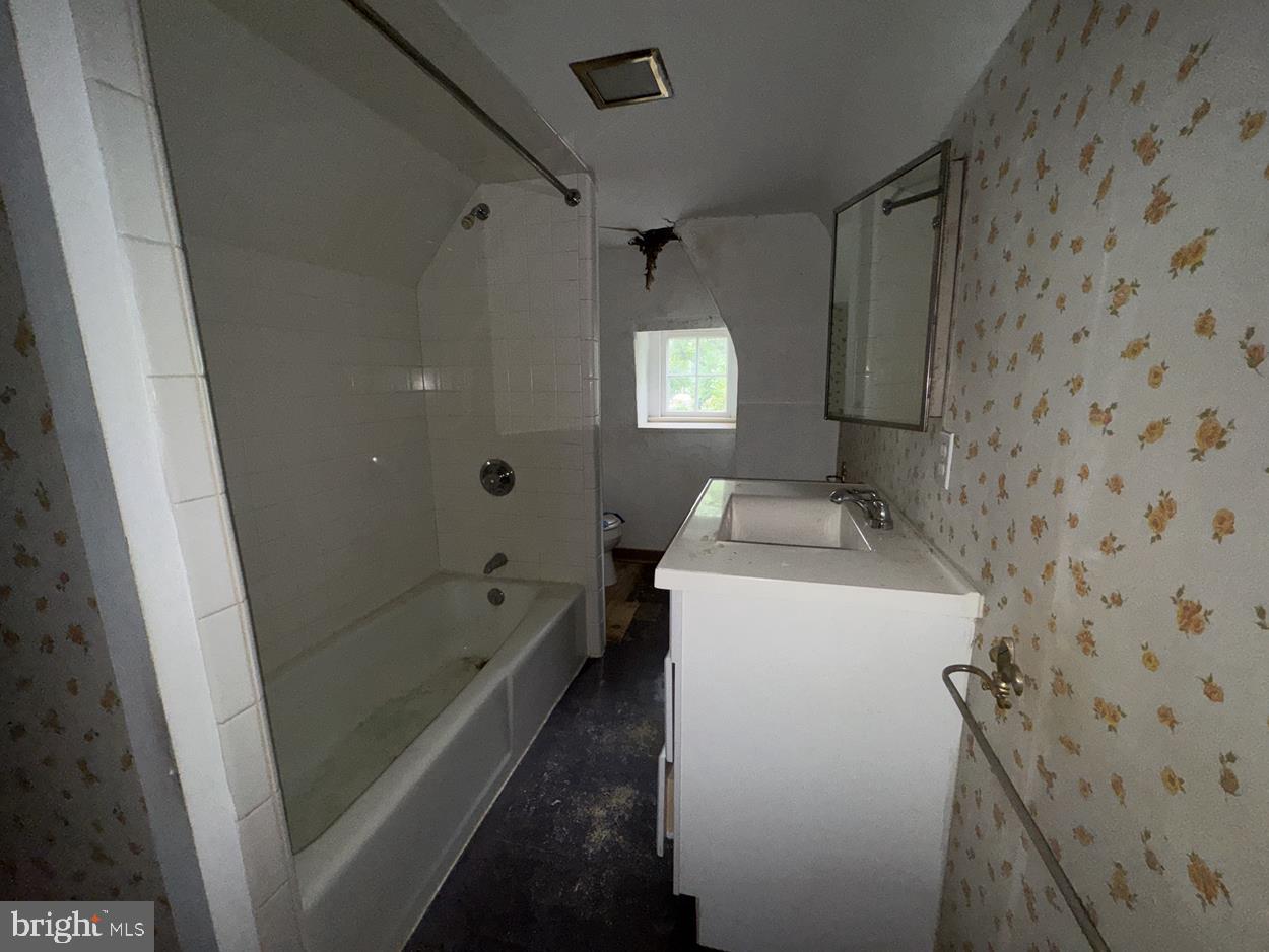 1354 Oxford Valley Rd Property Photo 7