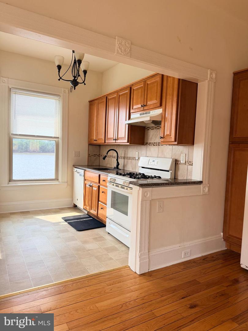 256 Radcliffe St #2nd Floor Property Photo 6