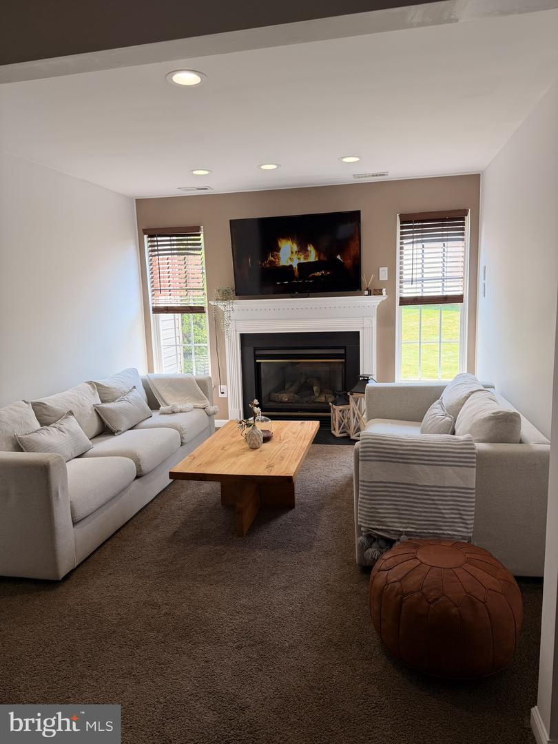 210 Windsor Ct Property Photo 4