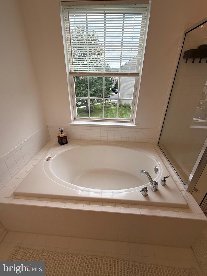 210 Windsor Ct Property Photo 28