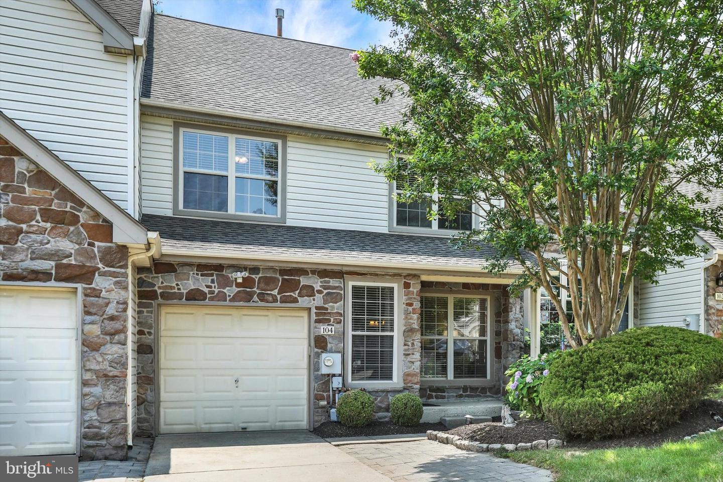 104 Suffield Ct Property Photo 1