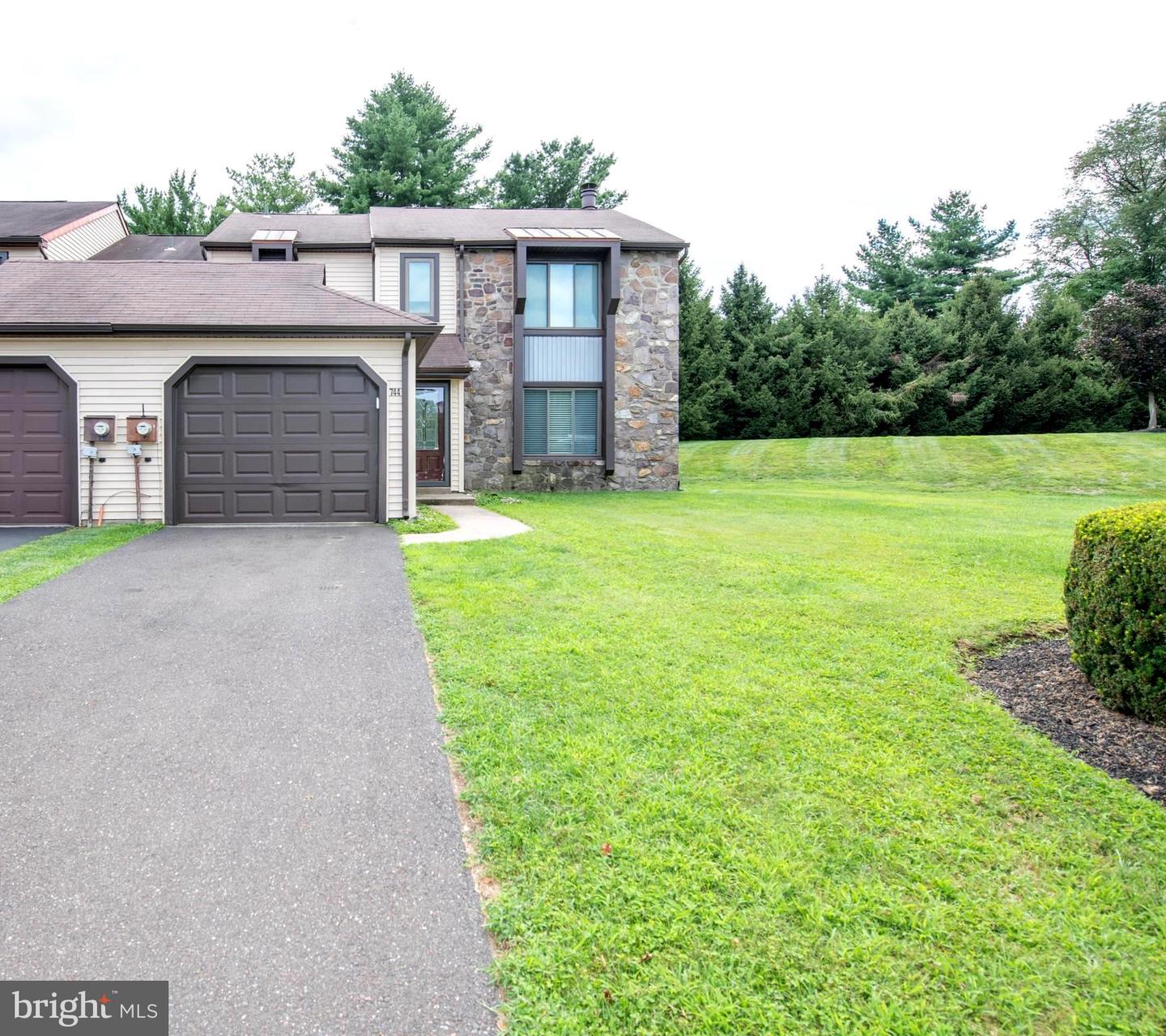 744 Newbury Ct Property Photo 2