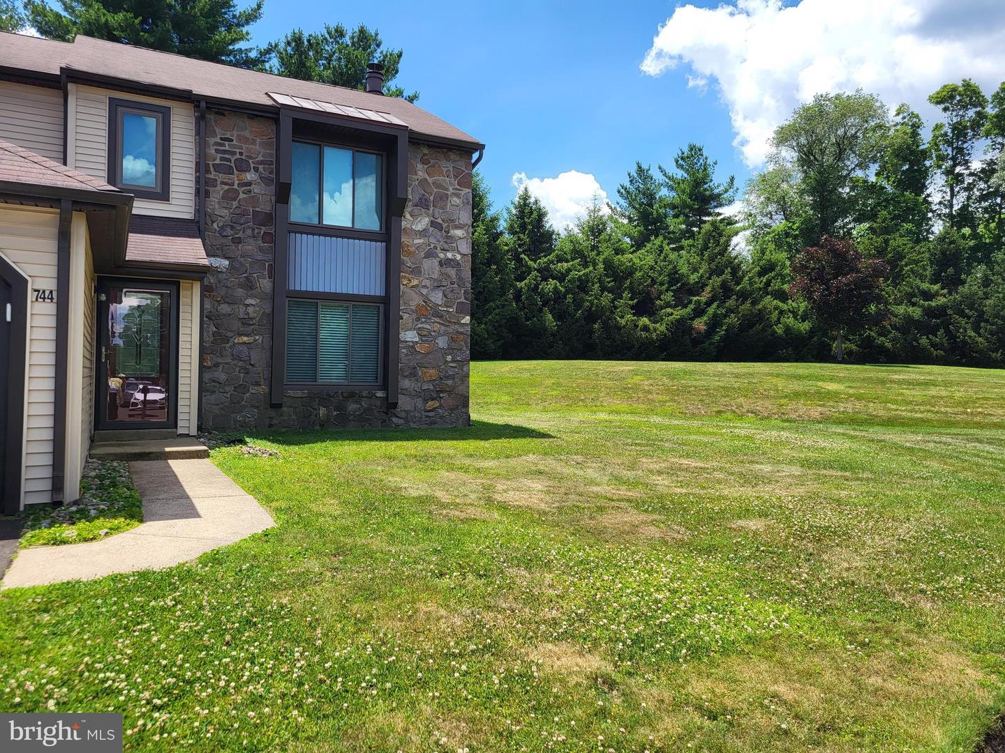 744 Newbury Ct Property Photo 4