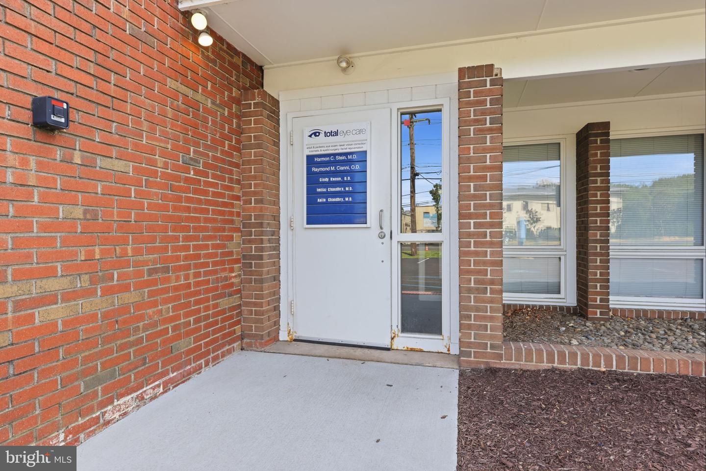 1568 Woodbourne Rd #1 Property Photo 3