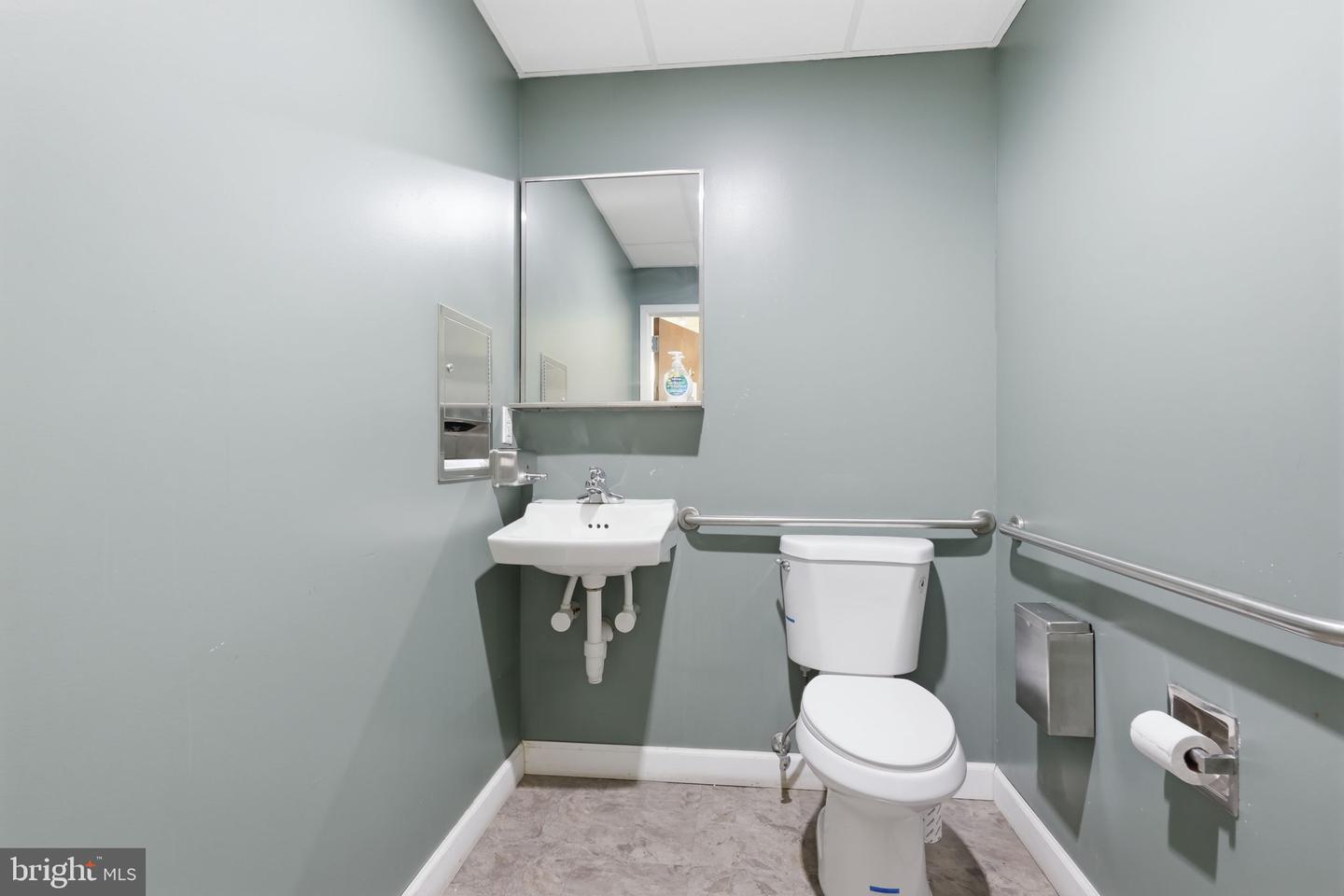 1568 Woodbourne Rd #1 Property Photo 34