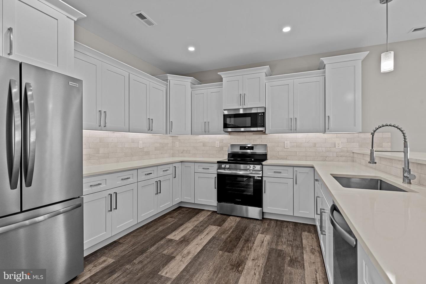 1020 Anne Street Property Photo 13
