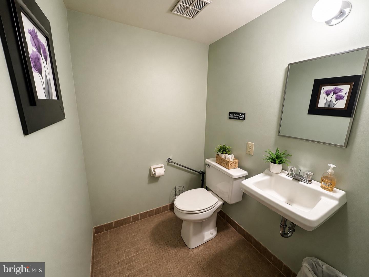 300 Middletown Blvd #102 Property Photo 10