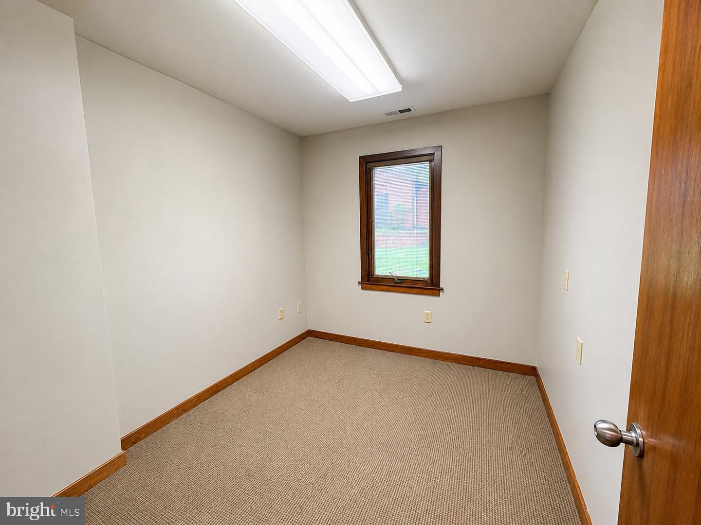 300 Middletown Blvd #102 Property Photo 13