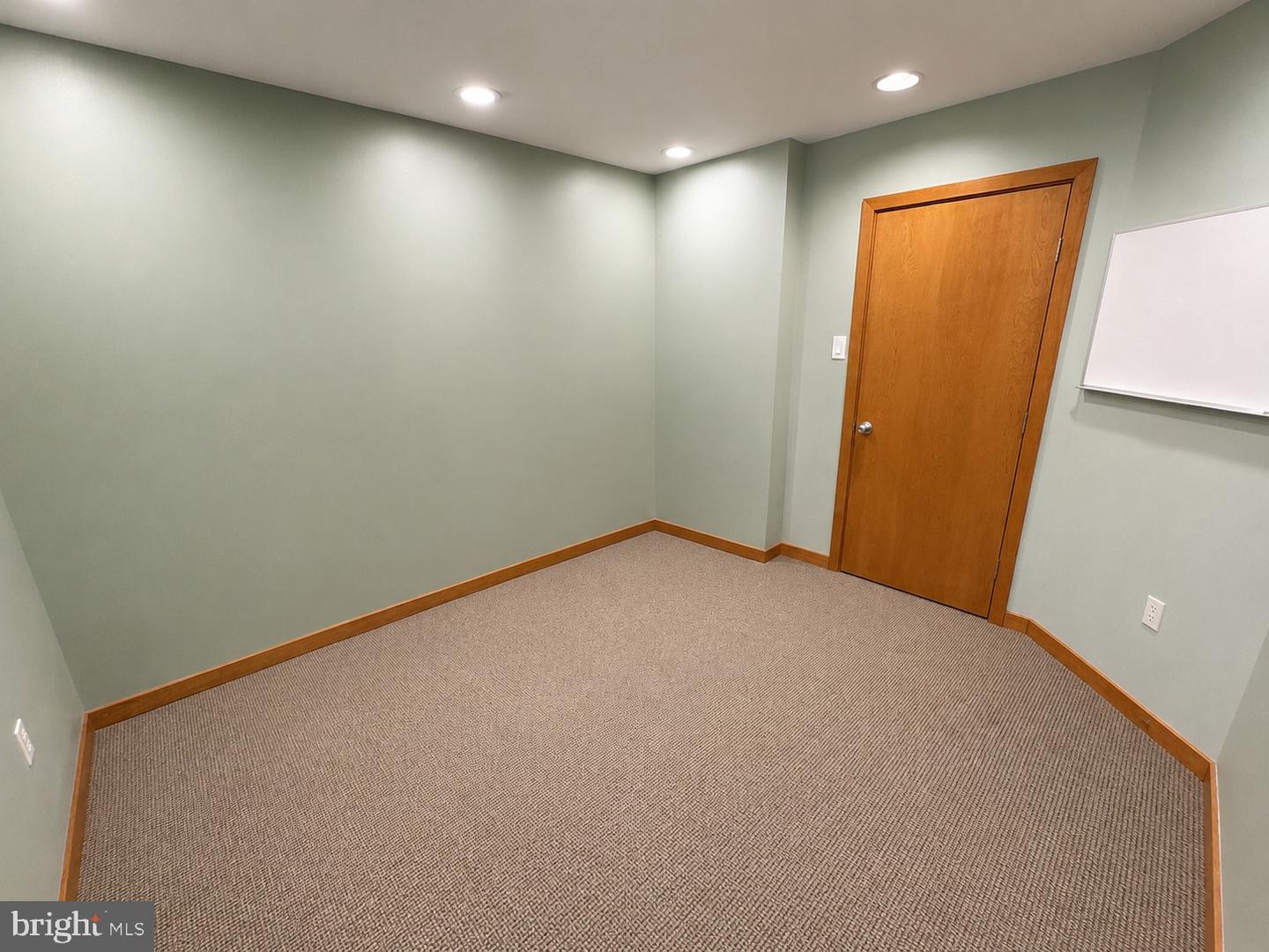300 Middletown Blvd #102 Property Photo 18