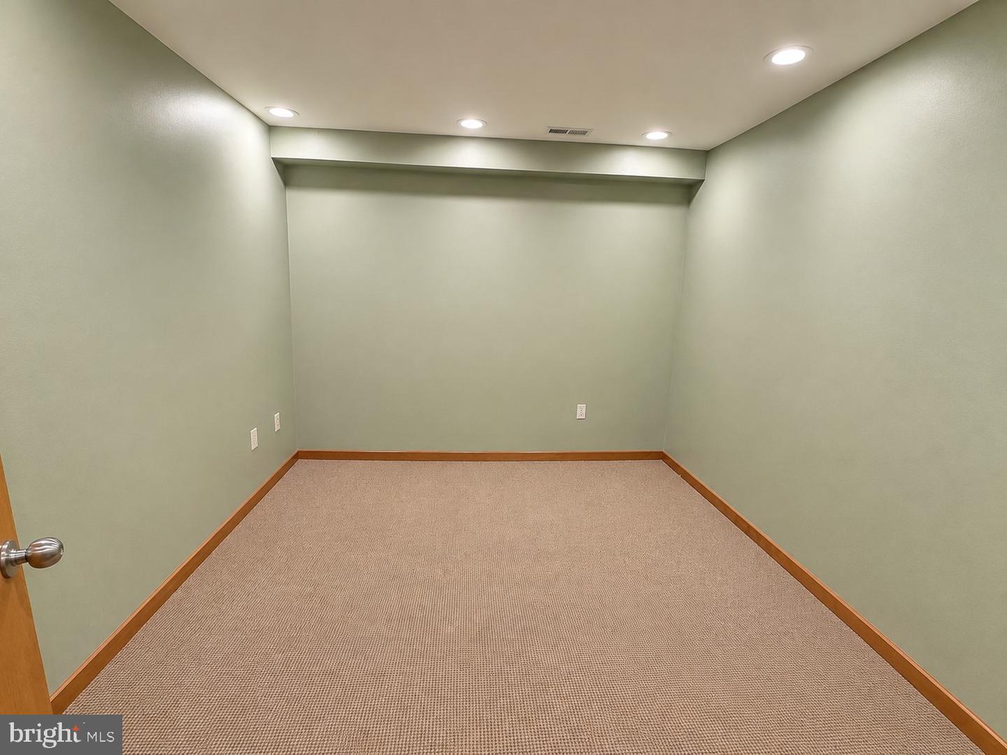 300 Middletown Blvd #102 Property Photo 19