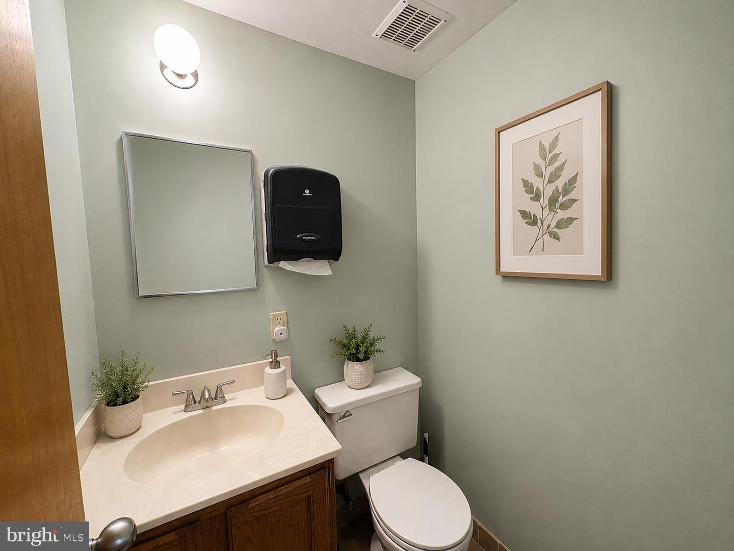 300 Middletown Blvd #102 Property Photo 24