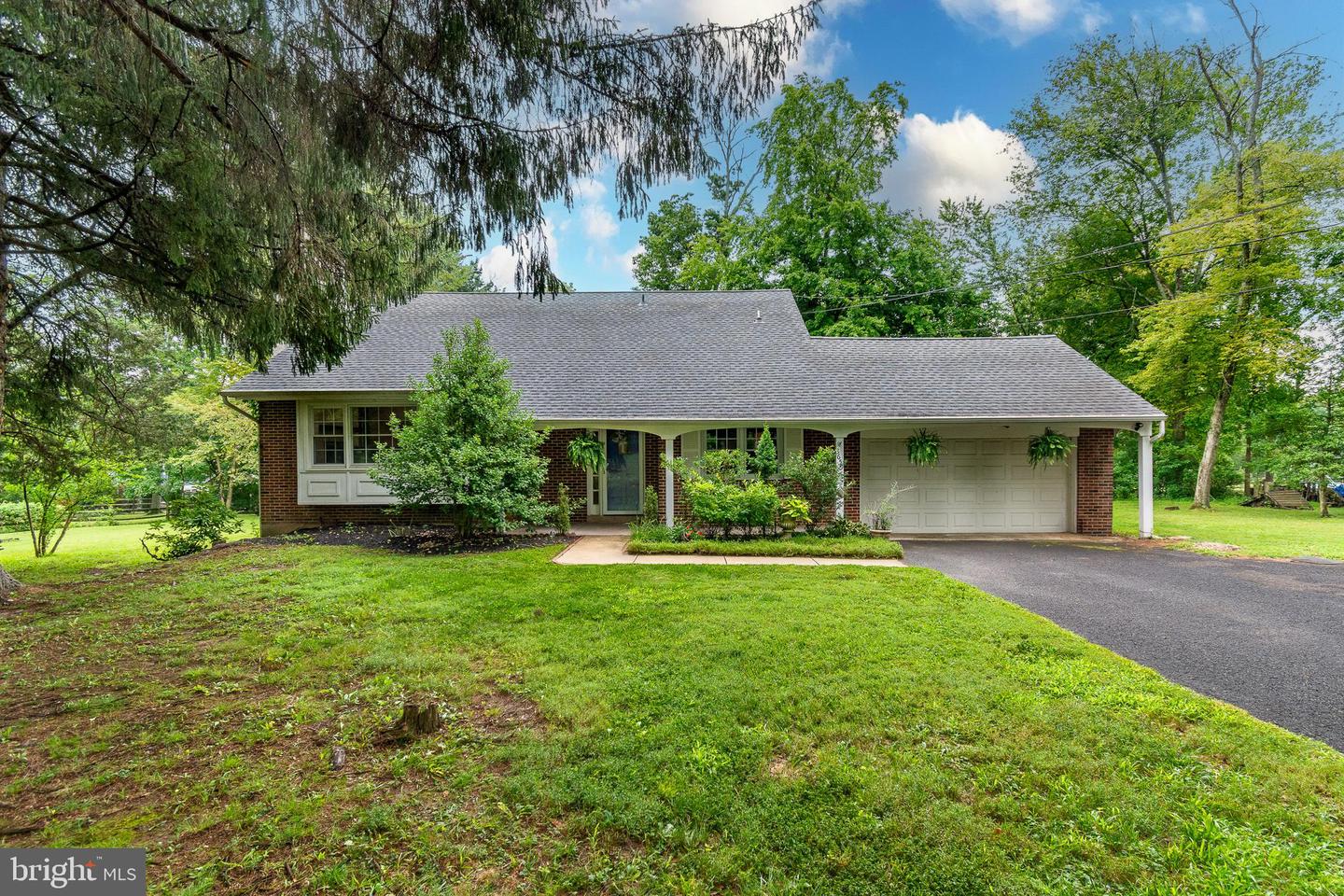 3659 Greenwood Ter Property Photo 2