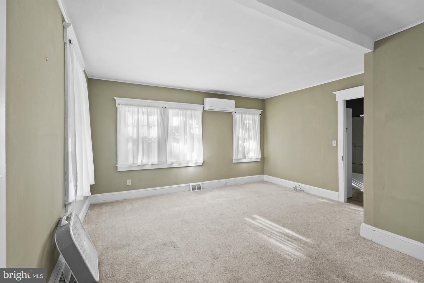 33 Williamson Ave Property Photo 3