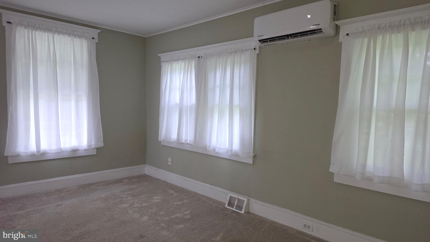 33 Williamson Ave Property Photo 4