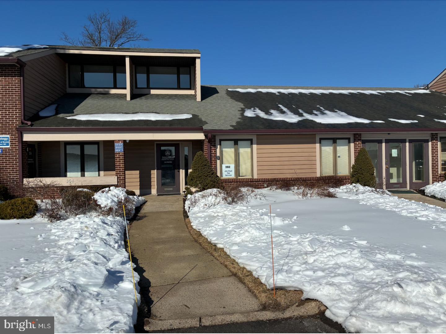 174 Middletown Blvd #301 Property Photo 1