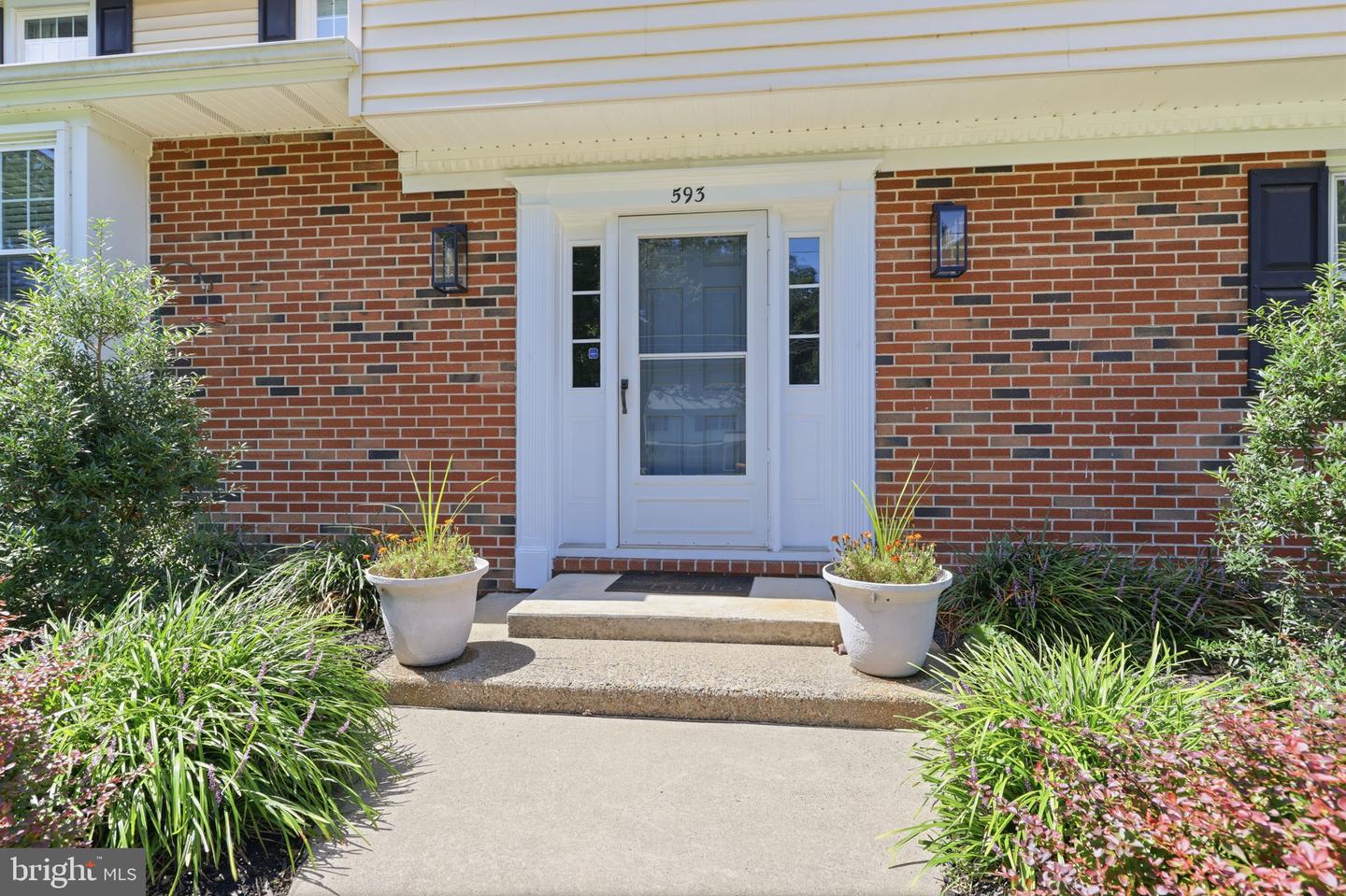 593 Kings Rd Property Photo 3