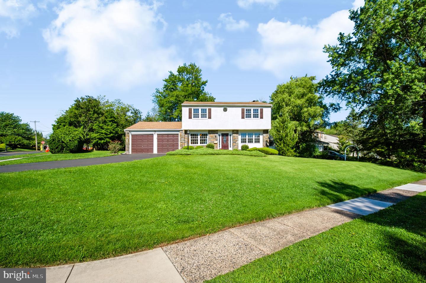 2201 Shetland Dr Property Photo 1