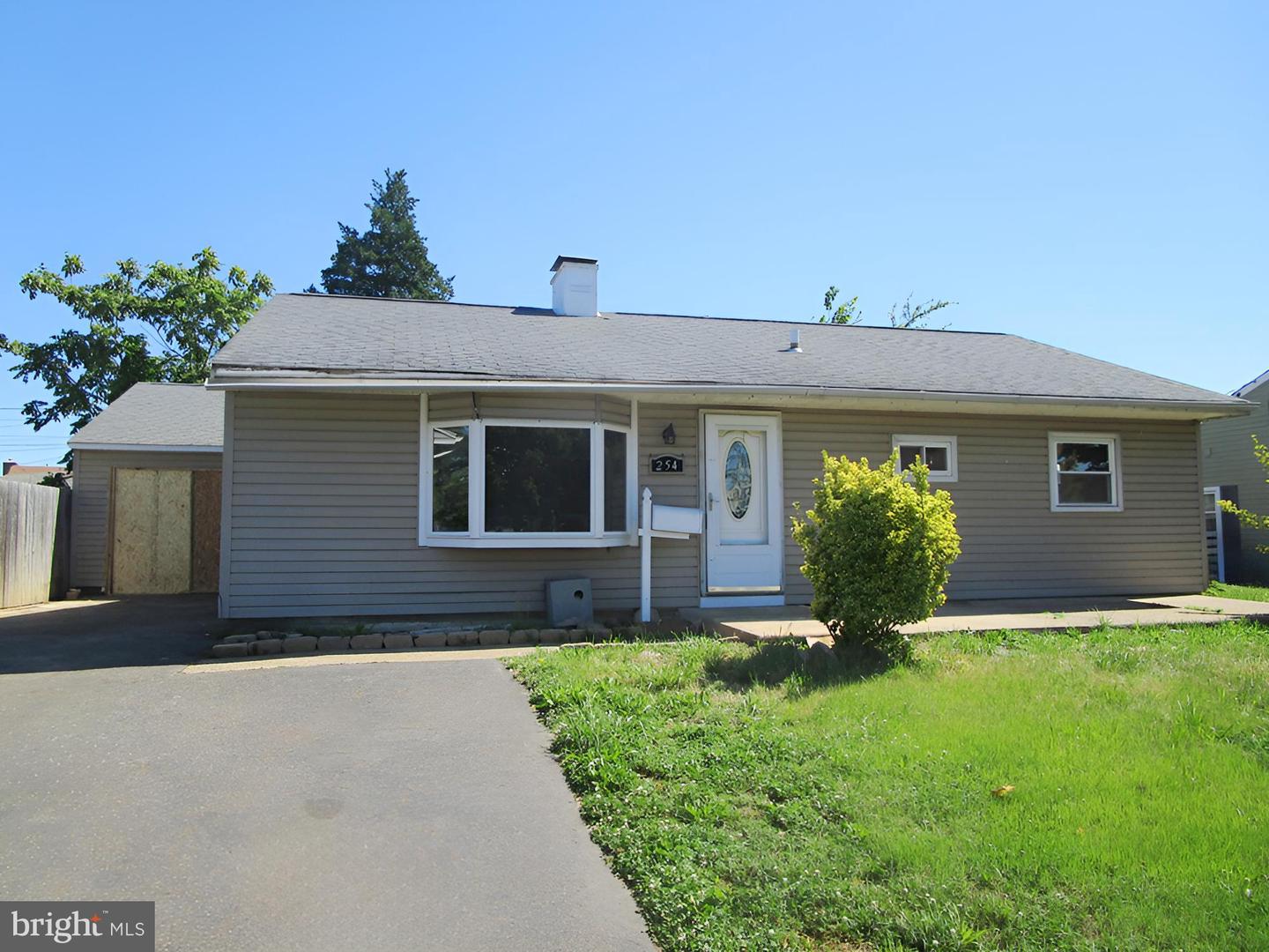 254 N Oxford Valley Rd Property Photo 3