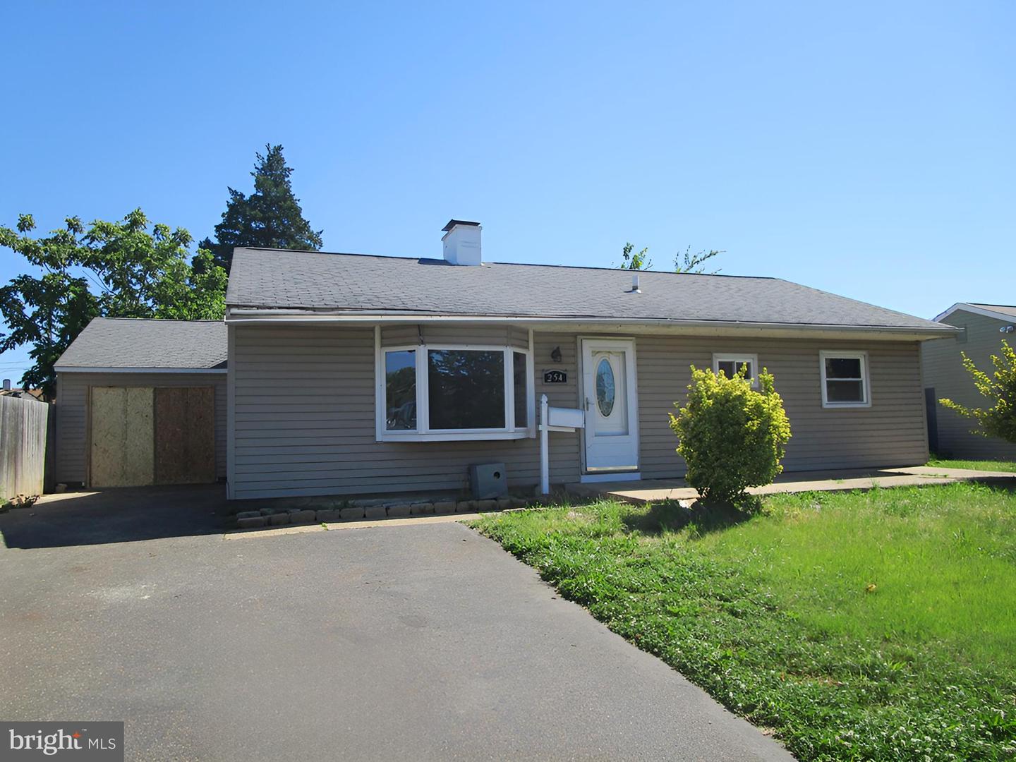 254 N Oxford Valley Rd Property Photo 4