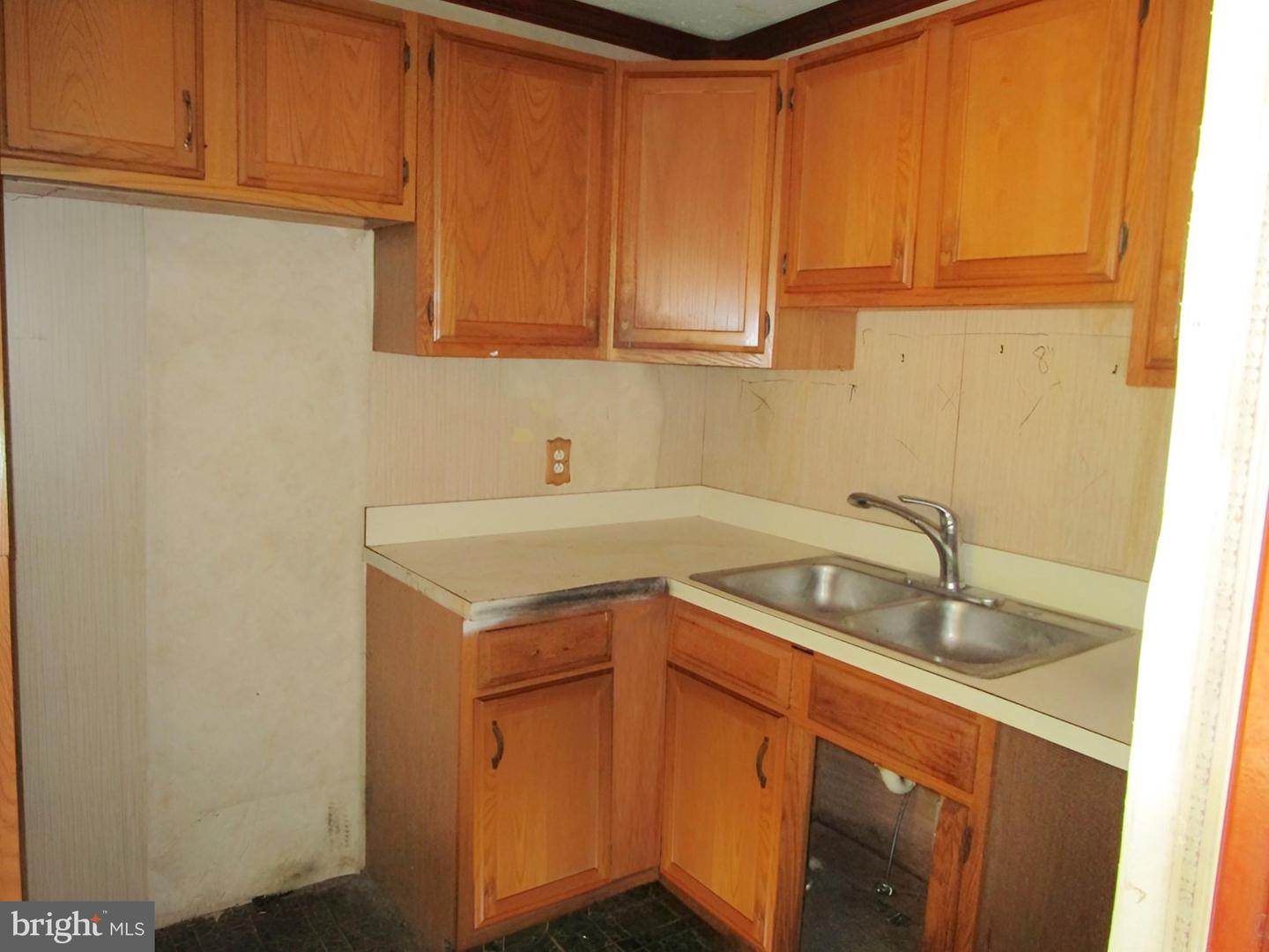254 N Oxford Valley Rd Property Photo 9