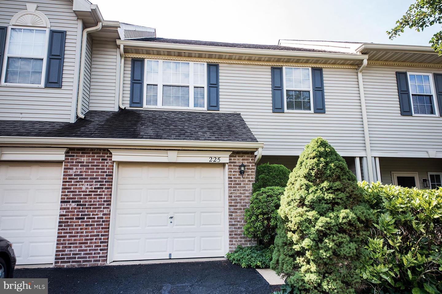 225 DEERFIELD CT