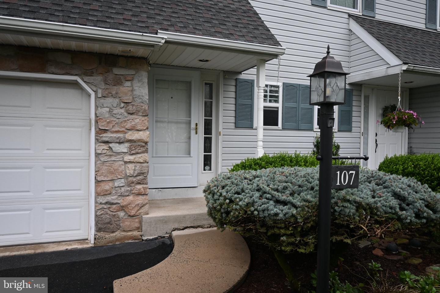107 Misty Mdw Property Photo 1