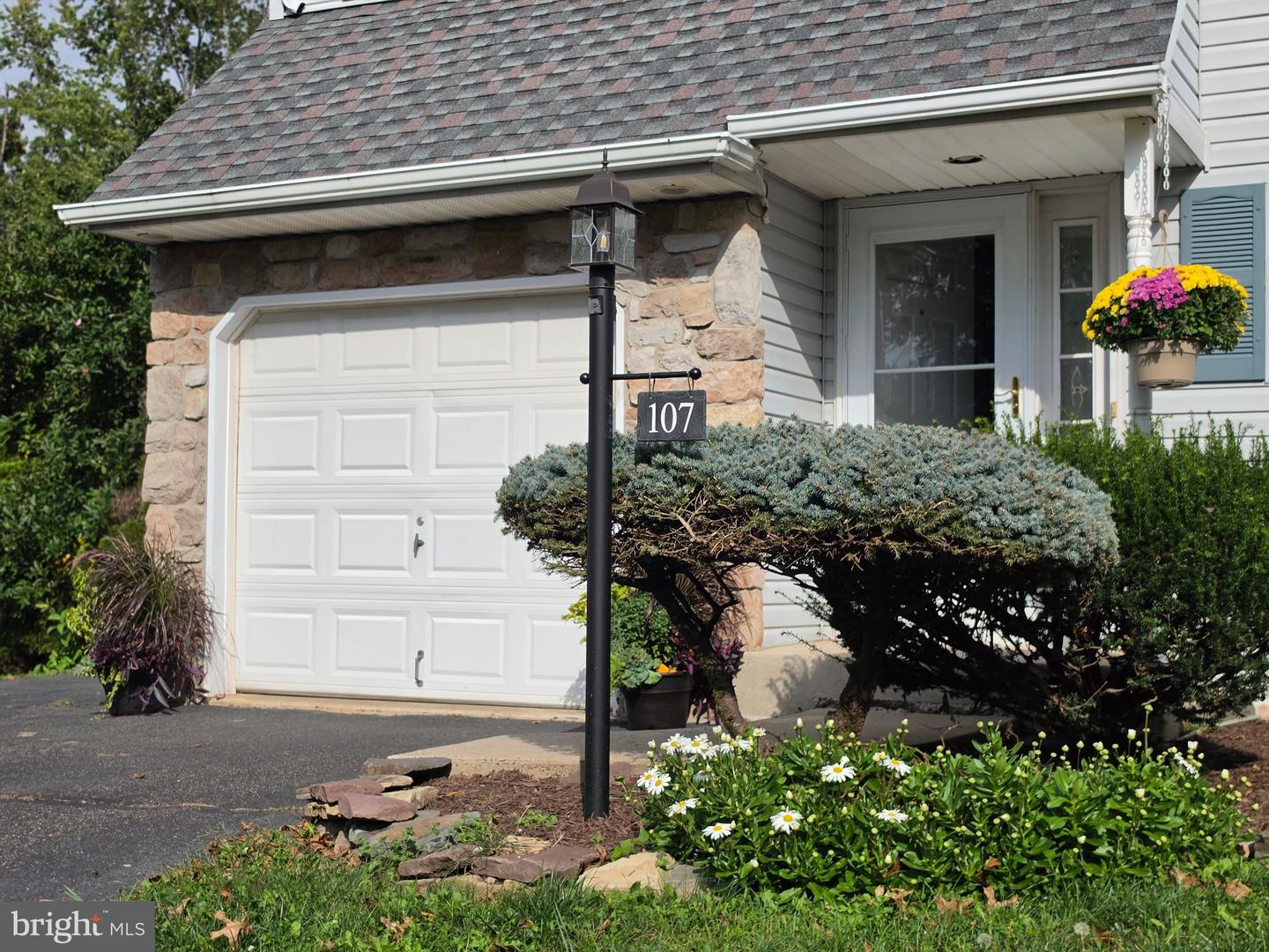 107 Misty Mdw Property Photo 1