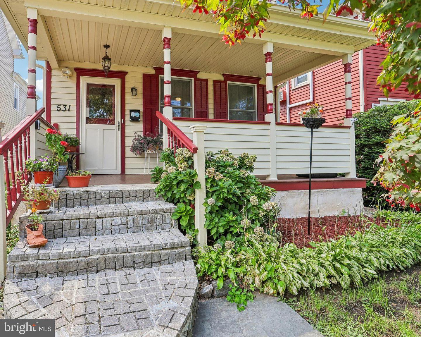 531 Crown St Property Photo 1