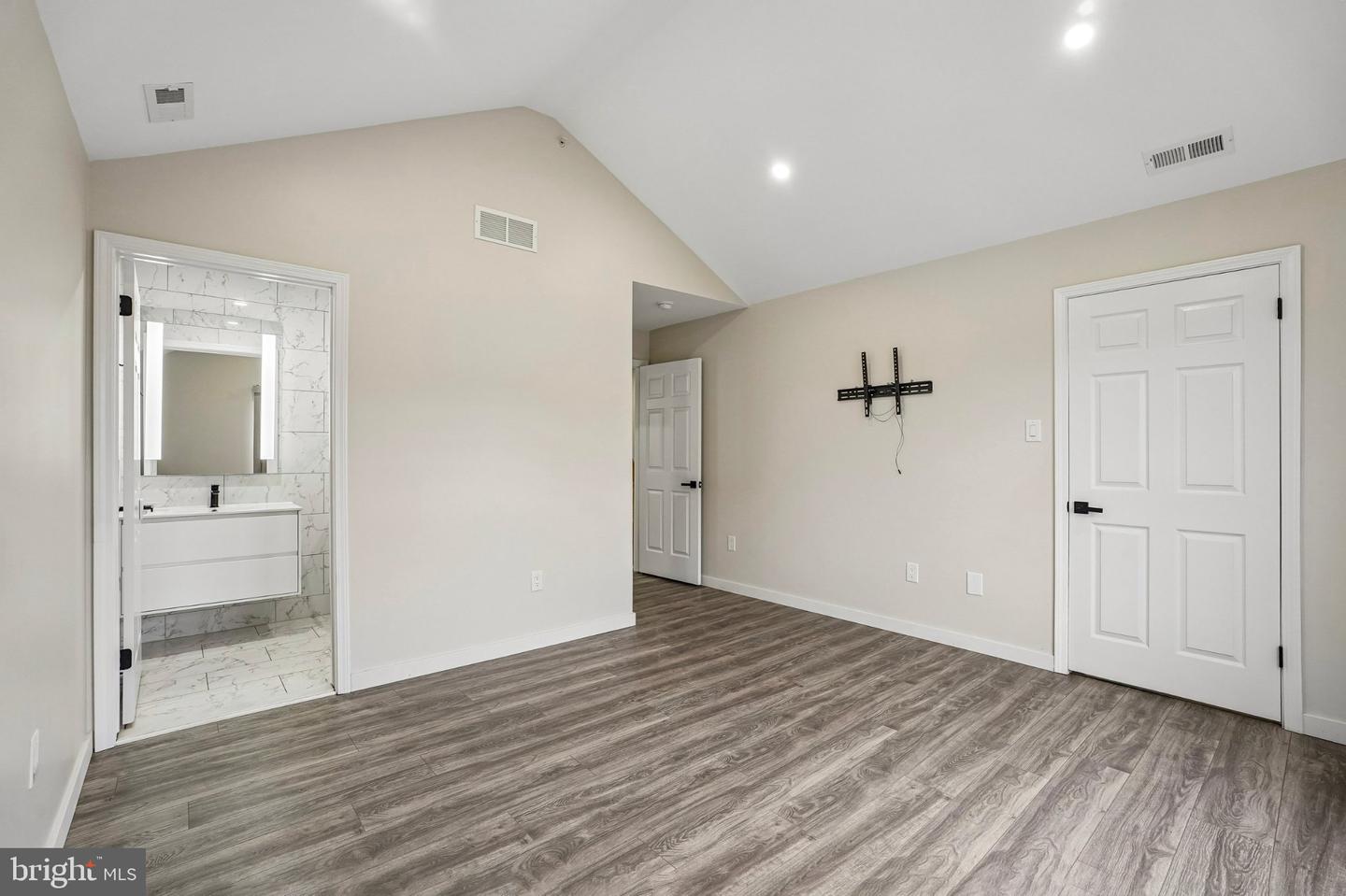 706 Julian Dr W #371 Property Photo 8
