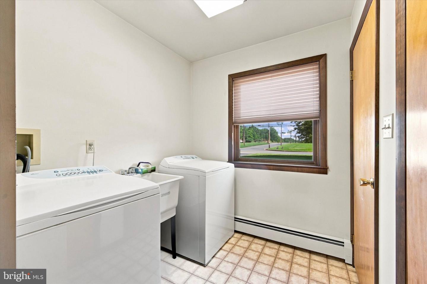 220 California Rd Property Photo 13