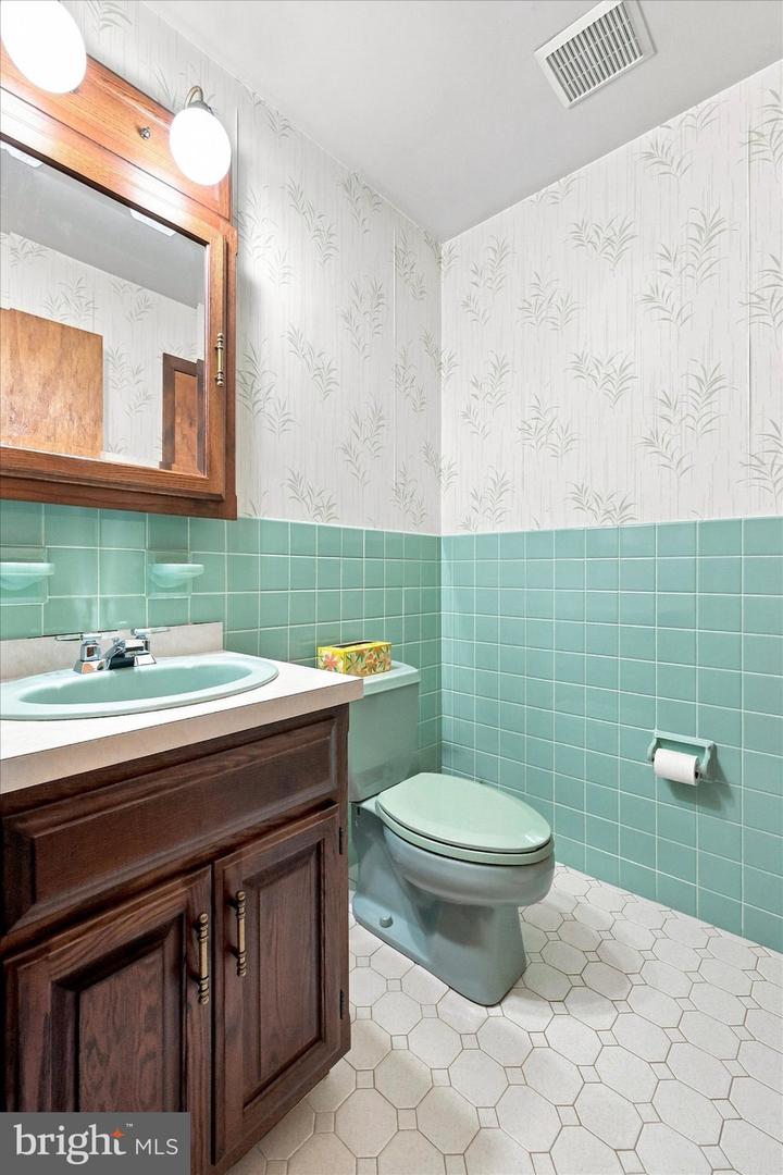 220 California Rd Property Photo 14