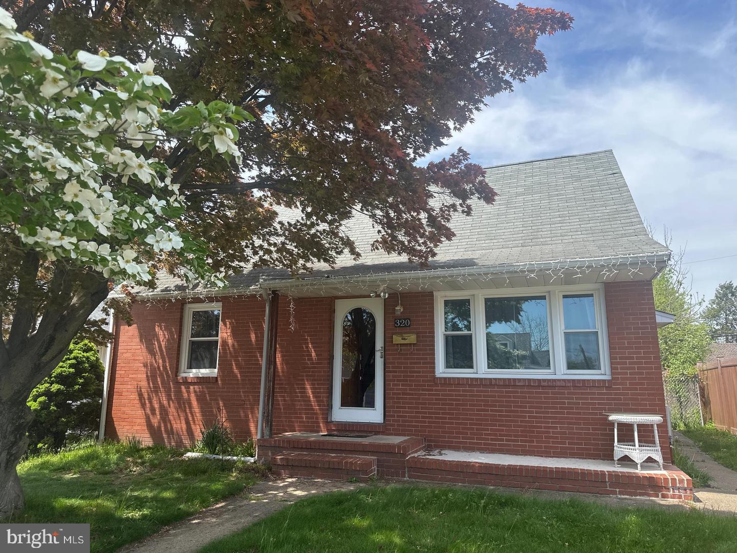 320 BARCLAY AVE